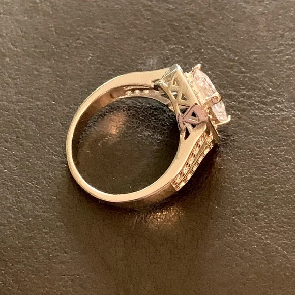 Size 8 silver dinner ring. Cubit zirconia. - Picture 7 of 8